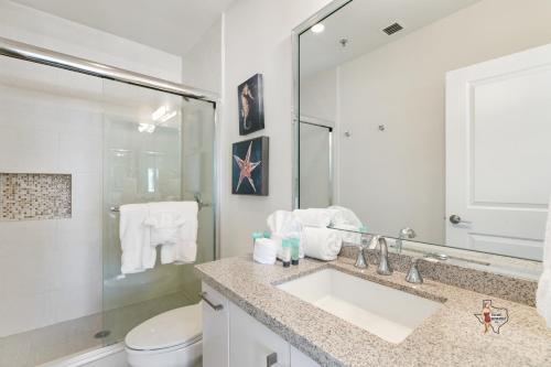 Four-Bedroom Apartment with Pool View image 4
