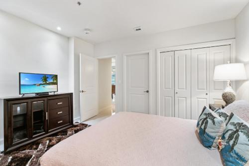 Four-Bedroom Apartment with Pool View image 7