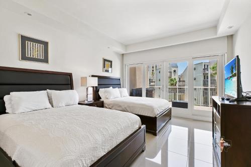 Four-Bedroom Apartment with Pool View image 9