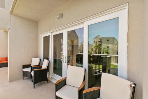 Four-Bedroom Apartment with Pool View image 1