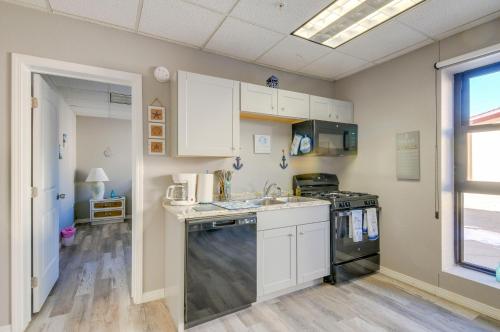 Updated Del Norte Apartment, Walk to Downtown! in Del Norte, USA