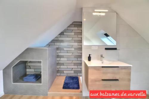 ฝักบัว, Piscine intérieure privée chauffée spa toute lannee disponible minimum 2 nuits (Piscine interieure privee chauffee spa toute lannee disponible minimum 2 nuits) in ล็องแดร์โน