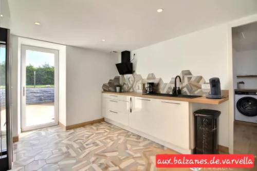 ห้องครัว, Piscine intérieure privée chauffée spa toute lannee disponible minimum 2 nuits (Piscine interieure privee chauffee spa toute lannee disponible minimum 2 nuits) in ล็องแดร์โน