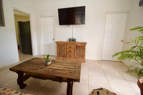 Taylor's Retreat - 5min to Sandals Resort & Beach Taylor's Retreat - 5min to Sandals Resort & Beach