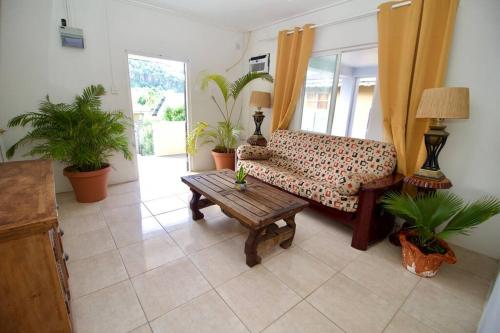 Taylor's Retreat - 5min to Sandals Resort & Beach Taylor's Retreat - 5min to Sandals Resort & Beach