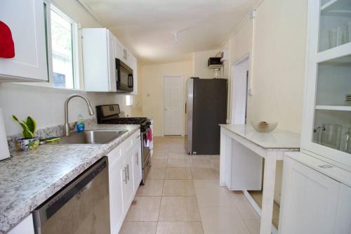 Taylor's Retreat - 5min to Sandals Resort & Beach Taylor's Retreat - 5min to Sandals Resort & Beach