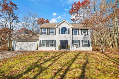 Cheerful Large 5 Bdr & Loft - Hot Tub Private in Albrightsville, USA