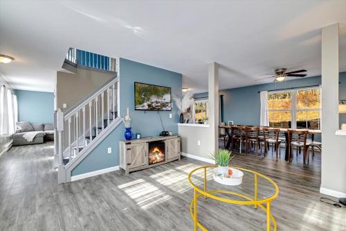 Cheerful Large 5 Bdr & Loft - Hot Tub Private in Albrightsville, USA