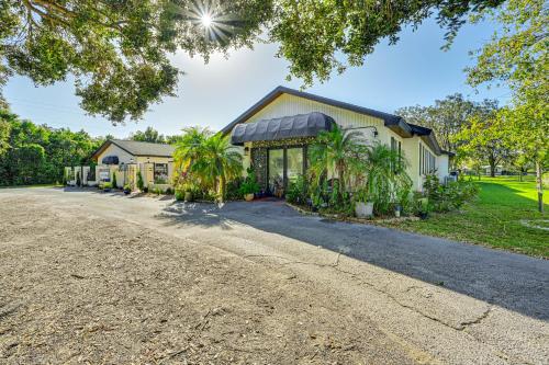 8 Mi to Tarpon Springs Sponge Docks Home with Grill in Trinity (FL)