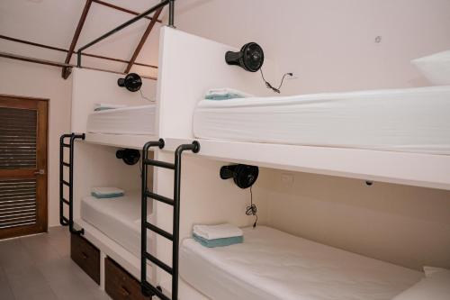 8 twin beds