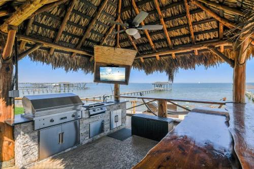 Bayfront Luxury House with Pool in Kemah (Texas)