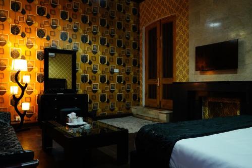 Family Room with Bath image 3