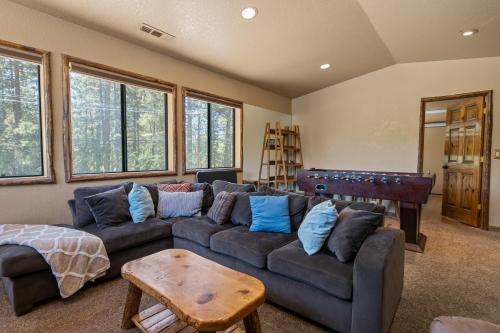 Moonridge Retreat - 6BR, Walk to Bear Mountain, Foosball Table, BBQ