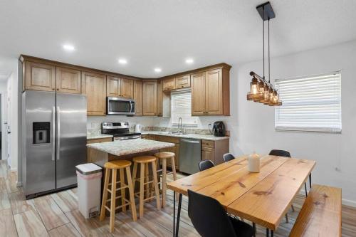 6 minutes away from the beach 4 BD Retreat w free parking in Tampa, USA