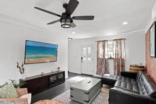 6 minutes away from the beach 4 BD Retreat w free parking in Tampa, USA