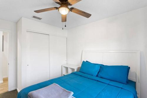 6 minutes away from the beach 4 BD Retreat w free parking in Tampa, USA