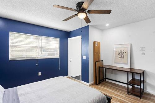 6 minutes away from the beach 4 BD Retreat w free parking in Tampa, USA