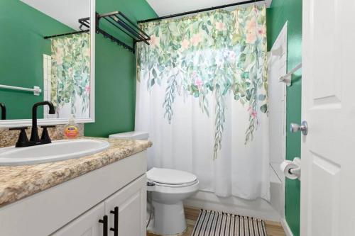 6 minutes away from the beach 4 BD Retreat w free parking in Tampa, USA