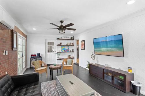 6 minutes away from the beach 4 BD Retreat w free parking in Tampa, USA