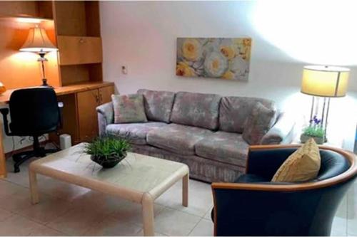 10 min walk to Downtown - Large 7 bedroom house