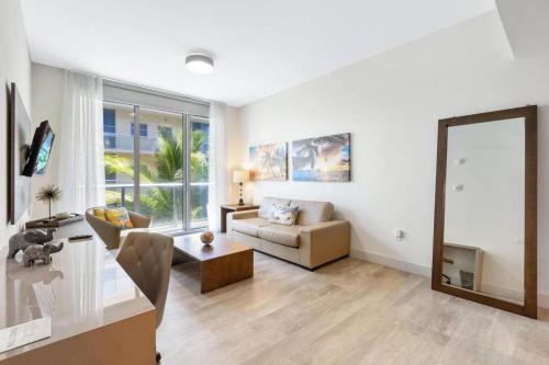 Amazing condo in Hollywood Beach - Tap to explore photos