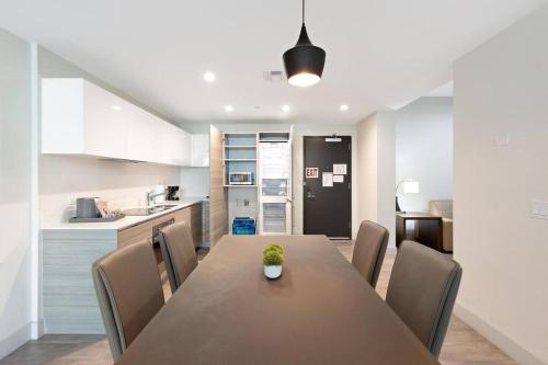 Amazing condo in Hollywood Beach - Tap to explore photos