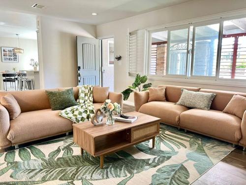 Jies Choice - Wandering Poolside Retreat in Monterey Park, USA