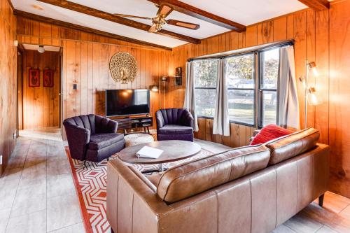 6 Mi to Balanced Rock Park: Home in Castleford