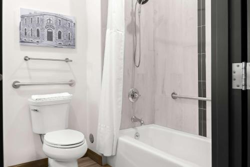 Queen Room with Two Queen Beds and Bath Tub - Disability Access