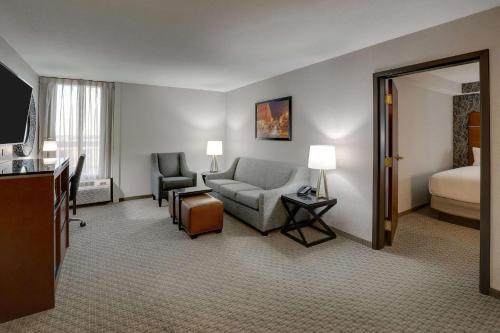 2 queen beds, 1 sofa bed