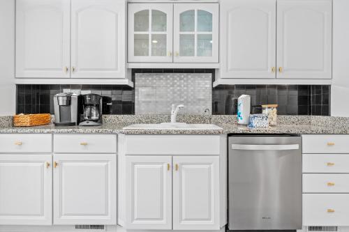 Serene, Pet Friendly Sea Pines Villa Near Beach with Pool Access Serene, Pet Friendly Sea Pines Villa Near Beach with Pool Access