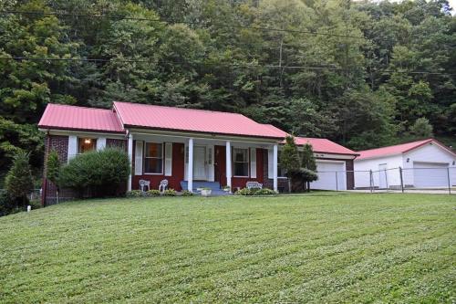 Buffalo Playhouse with game room in Williamson, USA
