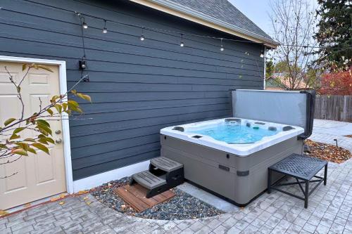 Beautiful Old Town 2 Bedroom Apartment with Bikes! in Fort Collins, USA