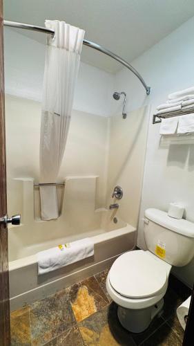 Days Inn by Wyndham North Platte - image 3