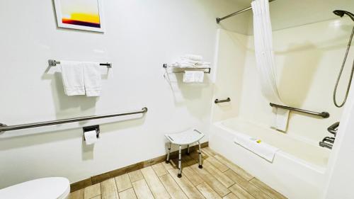 Days Inn by Wyndham North Platte - image 6