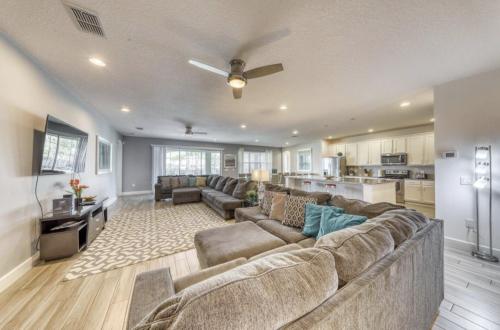 Glamour Pool Retreat Sleep 33 Theater Two Games RM Access to the Best Resort in Davenport, USA
