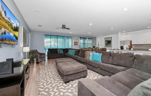 Glamour Pool Retreat Sleep 33 Theater Two Games RM Access to the Best Resort in Davenport, USA