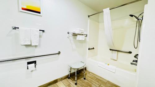 Days Inn by Wyndham North Platte - image 5