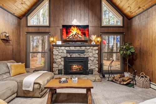 NEW! Woodland Retreat - Hot tub Game Room Firepit