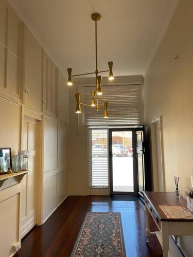 The Merredin Treasury, Art Deco heritage 2 bedroom suite in Merredin CBD in เมเรอดิน