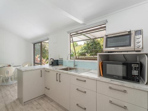 숙소 외관, Rewa Rewa Retreat - Tairua Holiday Home in 타이루아