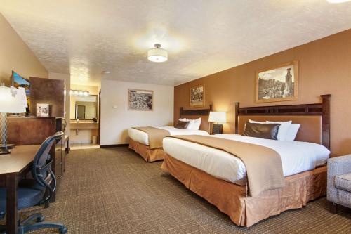 2 queen beds