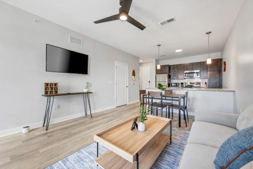 Bold 2415 I Stunning One Bedroom Modern Suite in Saint Peters, USA