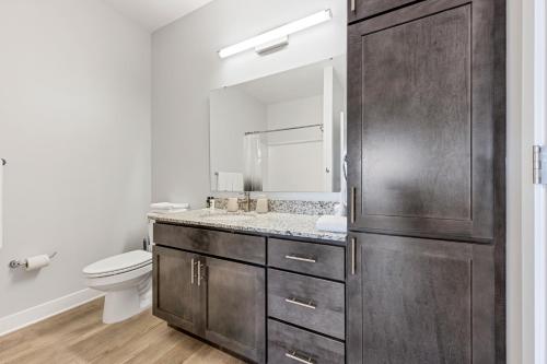 Bold 2415 I Stunning One Bedroom Modern Suite in Saint Peters, USA