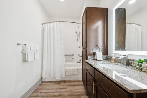 Overlook 2103 I Luxury Redefined I Free Parking in Knoxville, USA