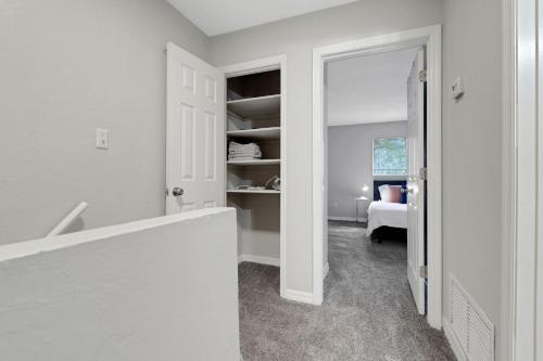 Sweetwater 9f I Beautiful 2bd Apt I Free Parking in Gainesville, USA