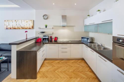 Selinor Old Town Apartments - image 6
