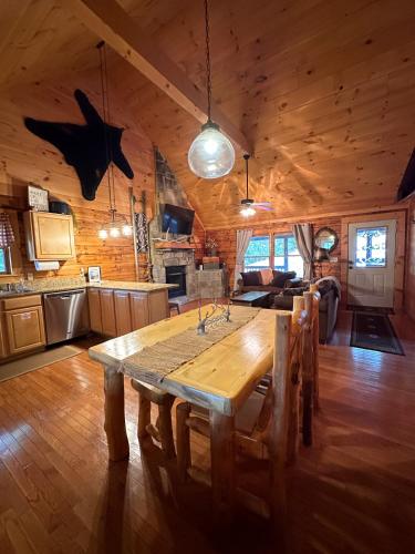 Moon Shadow - Beautiful Cabin 1 mile from Parkway, Pigeon Forge (photo 9)