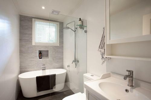 Harbourside Hideaway Double Bay Isyd - Tap to explore photos