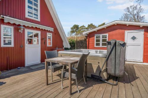 Three-Bedroom Holiday Home  image 5